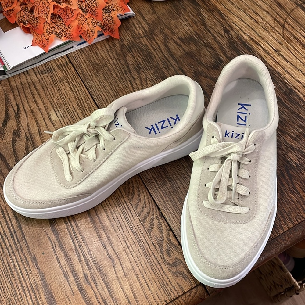 Like New 8 Kiziks.  Beige and white color.  Only worn one time.